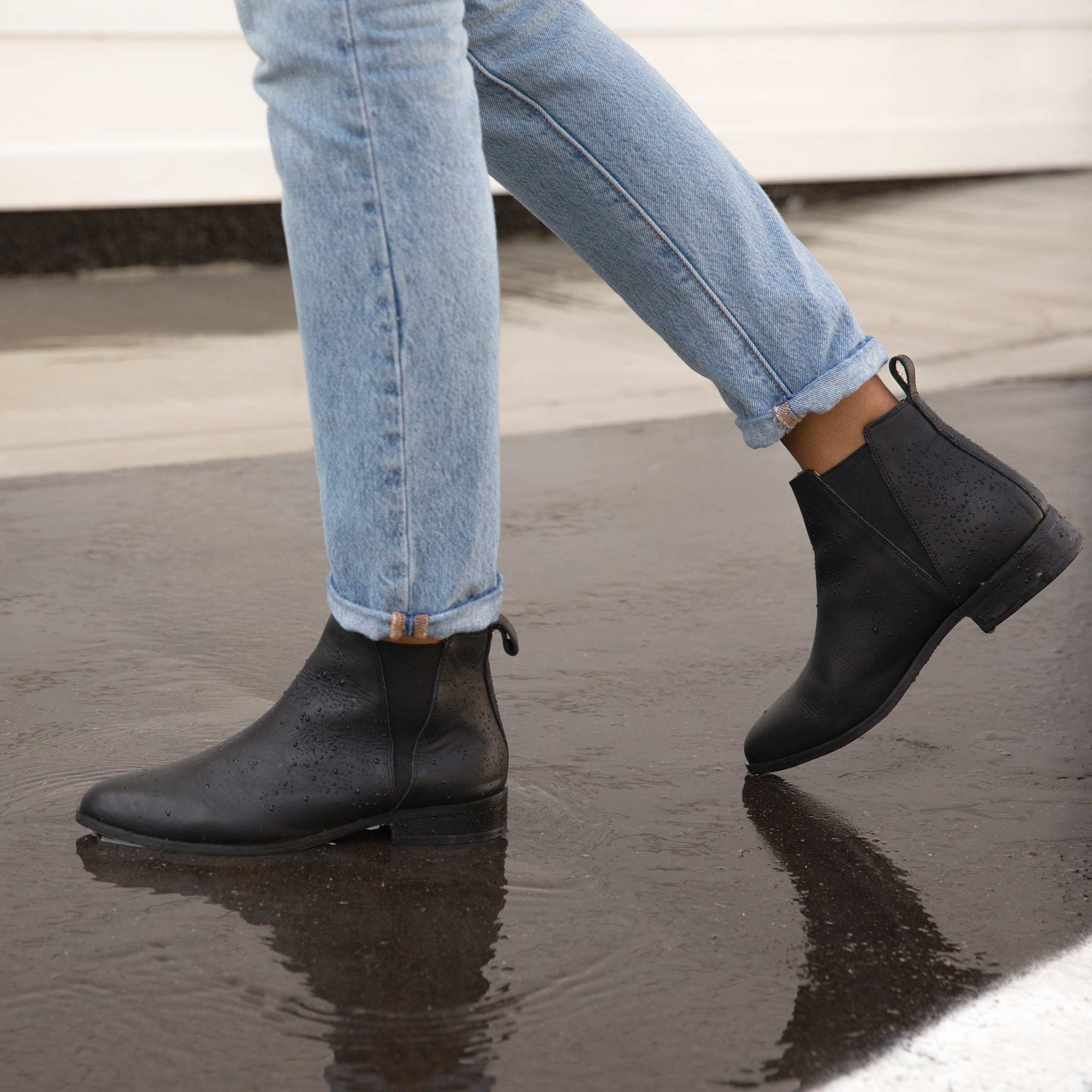 Image 1 of the Classic Chelsea Commuter Boot Black/Black on model